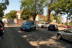 Ocoliţi! Strada Universităţii a fost închisă pentru demolarea podului peste Peţa (FOTO)