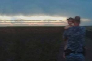 Judetul Constanta. Fetita de trei ani, in soc anafliactic, transportata pe brate de un politist de frontiera si un jandarm. Copilul fusese intepat de albine