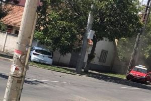 Două autoturisme s-au CIOCNIT VIOLENT pe o stradă din Arad