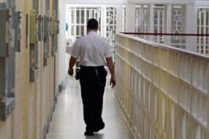 Gardienii din închisori ameninţă cu greva