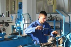 Frezorii şi strungarii, meserii pe cale de dispariţie