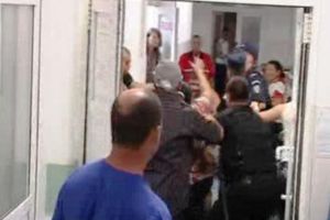 Șofer beat, scandal la Urgenţe. A lovit două maşini, a sărit la poliţişti şi a spart o uşă