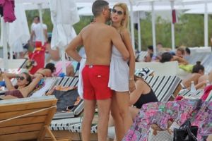 Laura Dincă şi Cristi Boureanu au dat un adevărat spectacol erotic pe plaja din Mamaia