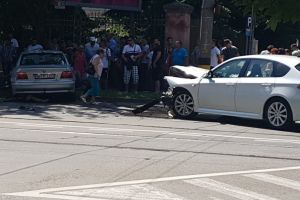Accident pe strada Republicii din Oradea: Trei persoane rănite, două BMW-uri s-au făcut praf