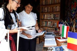 FOTO: Peste 500 de cărţi donate Bibliotecii din Răstoliţa. ”Hai cu o carte la festival!”, un succes