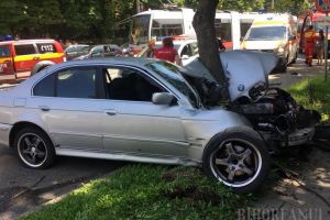 Accident pe strada Republicii din Oradea: Trei persoane rănite, un BMW şi un Subaru s-au făcut praf (FOTO)