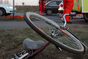 Beată pe bicicletă, o bihoreancă a „ratat” o curbă în pantă şi a ajuns la spital