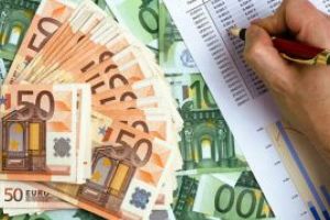 Euro scade la cel mai mic nivel, in ultimele doua luni