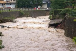 Cod portocaliu de inundaţii, în Prahova. Și avertizarea de ploi a fost prelungită