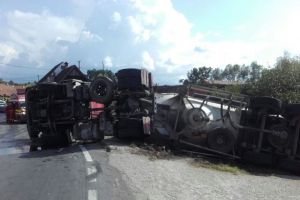 FOTO – Cisternă răstunată pe DN1 între Făgăraş şi Sibiu