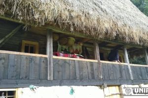 FOTO/VIDEO: Satul Cheia, un sat izolat din judeţul Alba, prin ochii psihoterapeutului Cristina Suliman. Aici pot afla turiştii cum se trăia în urmă cu 100 de ani.