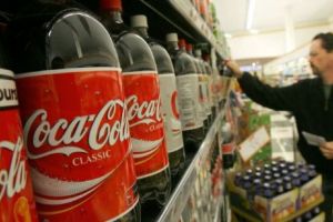 Veşti proaste pentru fanii Coca Cola: Cu cât vor creşte PREȚURILE din cauza lui Donald Trump