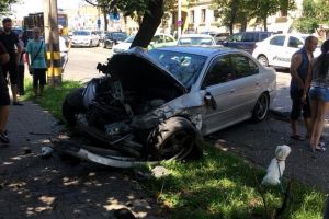 Concluziile poliţiştilor în cazul accidentului de pe strada Republicii: şoferul din BMW nu a oprit la culoarea roşie