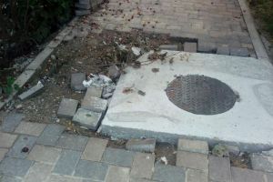 Se refac lucrările de pavare a trotuarelor.