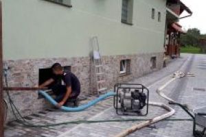 Stadionul municipal, un oficiu poştal şi un complex comercial inundate în urma ploii torenţiale