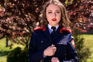 Șefa de promoţie a Colegiului Militar din Alba Iulia, admisă prima la Academia Tehnică Militară Bucureşti, felicitată de ministrul Apărării
