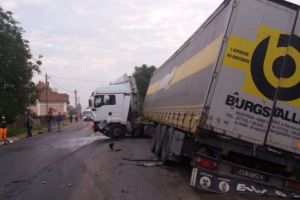 NEWS ALERT/ Autoturism ZDROBIT de un TIR! Patru VICTIME, între care DOI MORŢI