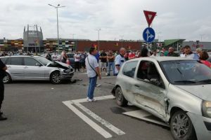 Amendă şi dosar penal după ce a provocat un accident în parcarea mall-ului Coresi