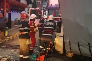 Accident rutier grav la Gura Humorului. Un autocamion si o autoutilitara, implicate. O victima incarcerata (galerie foto)