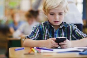 Francezii scot definitiv telefoanele mobile din şcoli