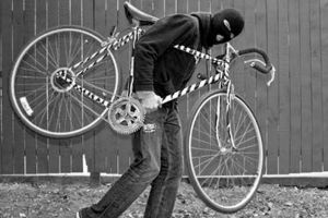 Hoţ de biciclete prins imediat după ce a dat atacul