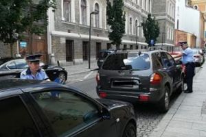 Campanie de prevenire a furturilor din autoturisme la Cluj. Poliţiştii au găsit pe stradă maşini cu geamurile deschise FOTO