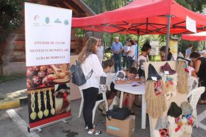 „Ateliere de lucru, meşteşuguri populare”, pe esplanada Muzeului Obiceiurilor Populare ...