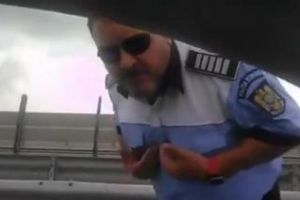 ”Scandal” între un poliţist şi un protestatar #Rezist. Poliţistul susţine că i-a făcut semne obscene, apoi i-a pozat buletinul cu telefonul personal VIDEO