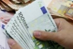 Euro, la minimul ultimelor doua luni