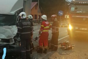Trei răniţi în urma coliziunii între un camion şi o autoutilitară la Gura Humorului