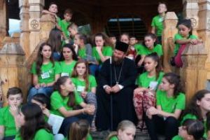 Vicarul Timotei, in mijlocul copiilor, la Tabara de Vara din Moisei (FOTO)