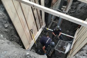 Aproape 250 de grenade depozitate în lăzi, îngropate sub o stradă din Topliţa