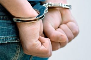 Tanar retinut de politie dupa ce a fost prins furand cosmetice dintr-o societate comerciala