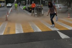 Se monteaza butoni reflectorizanti la trecerea de pietoni de la Rondul 2 (London House)