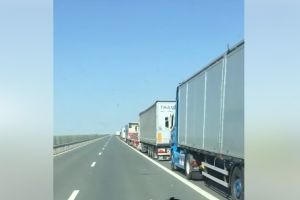 DEZASTRU la ieşirea din ţară, pe AUTOSTRADĂ! COZI de peste 6 kilometri