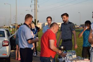 Poliţiştii şi jandarmii bihoreni au împărţit apă şi cafea şoferilor veniţi din străinătate, pentru a-i ţine treji şi atenţi la volan (FOTO)