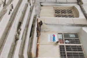 La Ştefăneşti, oficiul poştal – ruină îl păzesc câinii