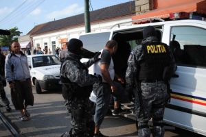 Descinderi în forţă ale poliţiştilor. Contrabandiştii din zona pieţelor, luaţi pe sus de mascaţi