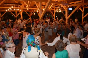 Gastronomia, cântecele şi dansurile populare româneşti, celebrate la „Cântecele Munţilor”