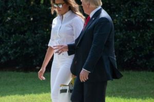 Melania Trump, APARIŢIE FANTASTICĂ într-o ţinută ALL WHITE şi pantofi stiletto galbeni cu tocuri ameţitoare. FOTO în articol