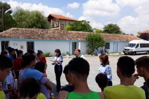 Elevii aflati in tabere pe litoral, informati de politisti in cadrul campaniei 