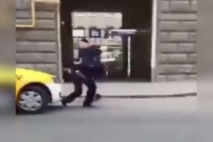 Poliţist înjunghiat. FILMAREA ŞOCANTĂ a fost publicată recent. Portretul atacatorului a împânzit oraşul. VIDEO