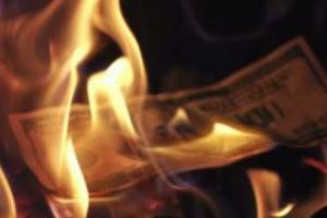 Şi-a dat foc la valiză. Poliţist trimis în judecată, după şi-a incendiat mita