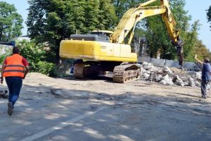 Accesul (ne)interzis! Pietonii traversează Peţa riscându-şi viaţa printre utilajele care demolează podul din strada Universităţii (FOTO)