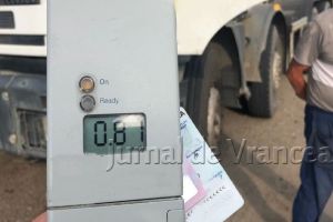 Șoferi profesionişti, prinşi băuţi la volan pe şoselele din Vrancea