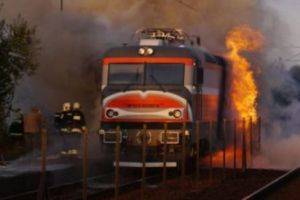 ȘOCANT. O locomotivă a luat foc în Mehedinţi chiar în mers. Autorităţile au intervenit de URGENȚ