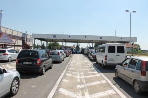 Zi infernală la Vama Petea! Căldură mare şi zeci de minute de aşteptare
