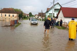 FOTO – Inundaţii în două localităţi din judeţul Sibiu