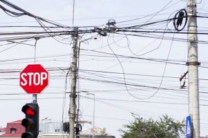 Primăria anunţă că începe să scape de cablurile aeriene de pe stâlpi. Din nou!
