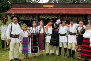 Meşterii şi rapsozii populari, zestrea comunei Ideciu de Jos la festivalul Văii Mureşului